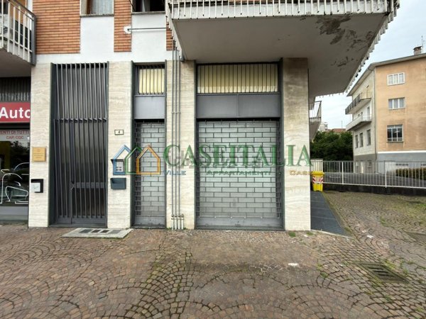 negozio in vendita ad Ivrea