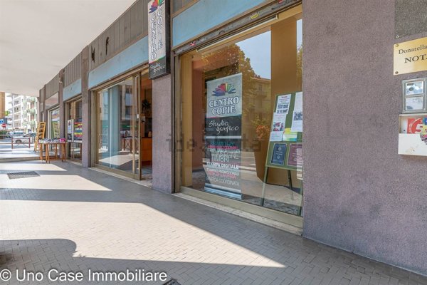 locale commerciale in vendita ad Ivrea