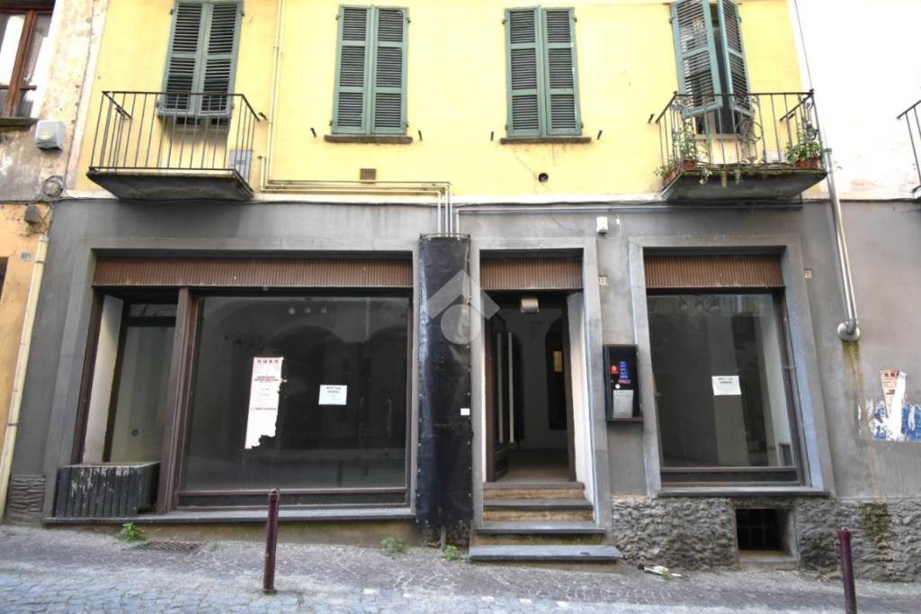 negozio in vendita ad Ivrea