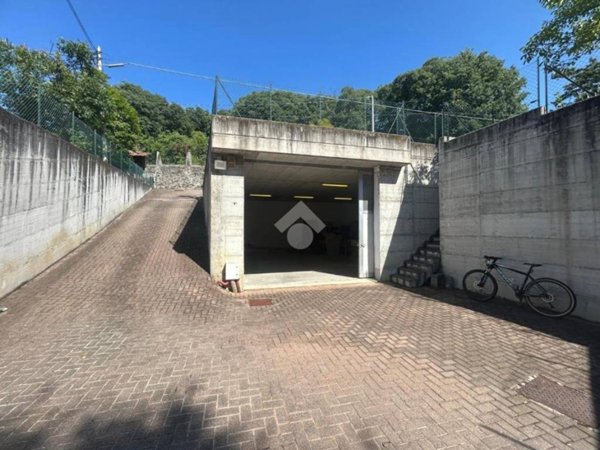 locale commerciale in vendita ad Ivrea