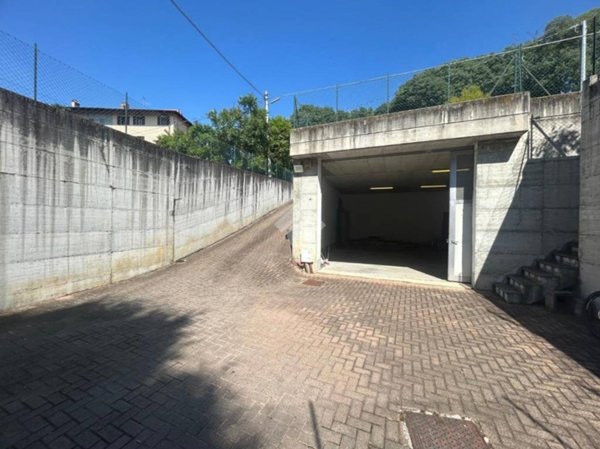 locale commerciale in vendita ad Ivrea