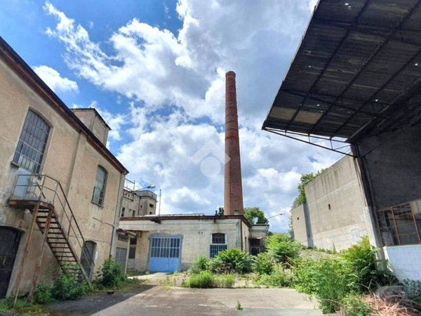 locale commerciale in vendita ad Ivrea