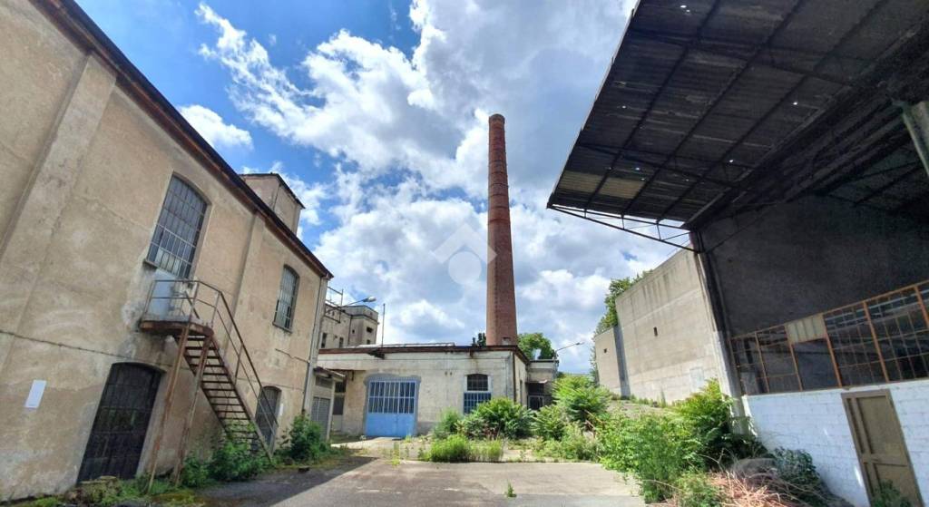 locale commerciale in vendita ad Ivrea