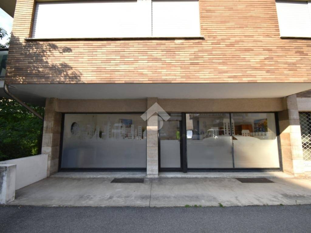 negozio in vendita ad Ivrea