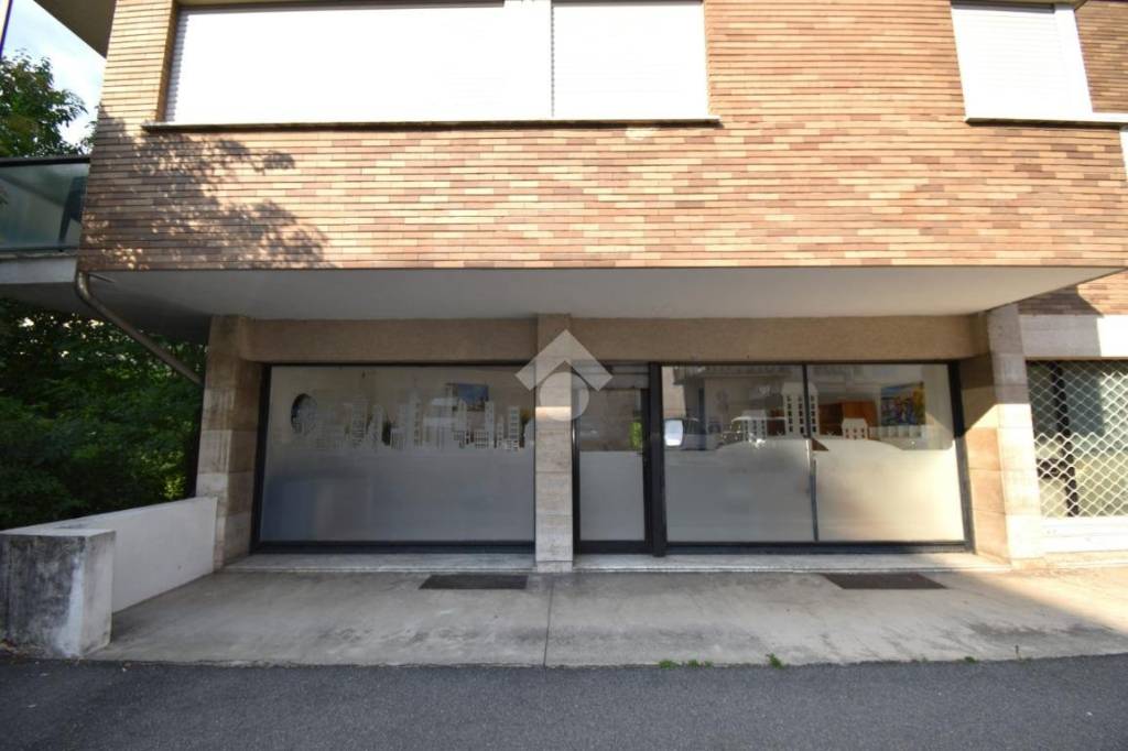 negozio in vendita ad Ivrea