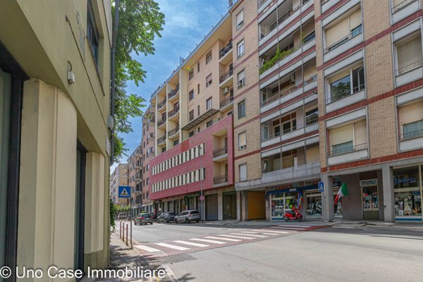 negozio in vendita ad Ivrea