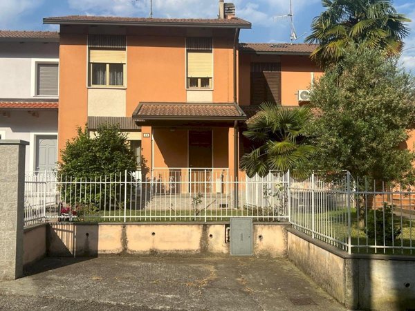 casa indipendente in vendita ad Ivrea