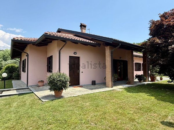casa indipendente in vendita ad Ivrea in zona Bellavista