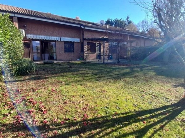 casa indipendente in vendita ad Ivrea in zona Bellavista