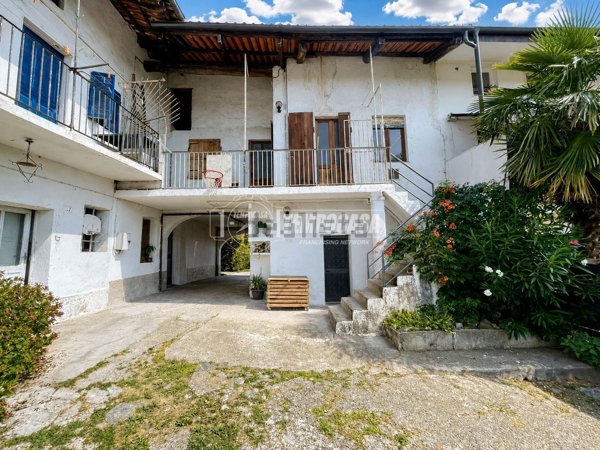 casa indipendente in vendita ad Ivrea in zona Bellavista
