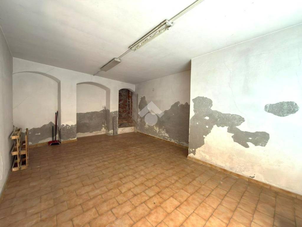 negozio in vendita ad Ivrea