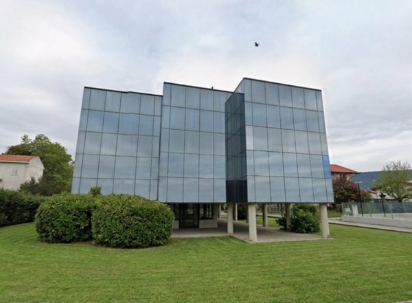 locale commerciale in vendita ad Ivrea