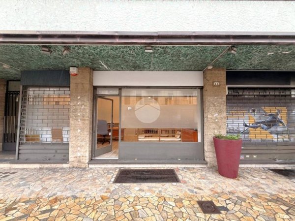 locale commerciale in vendita ad Ivrea