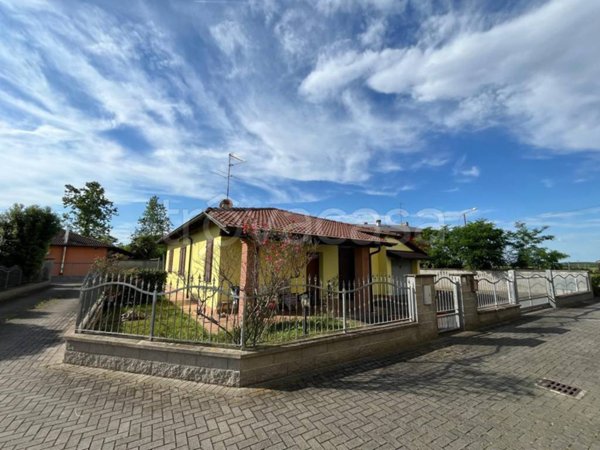 casa indipendente in vendita ad Albonese