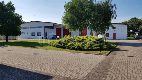 locale commerciale in vendita ad Albonese