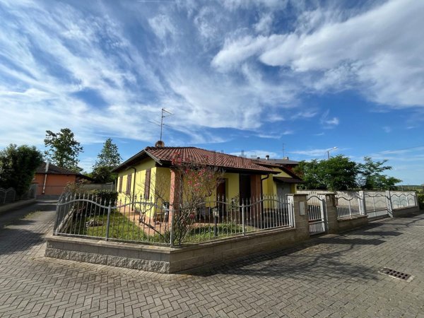 casa indipendente in vendita ad Albonese