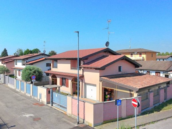casa indipendente in vendita ad Albuzzano in zona Vigalfo