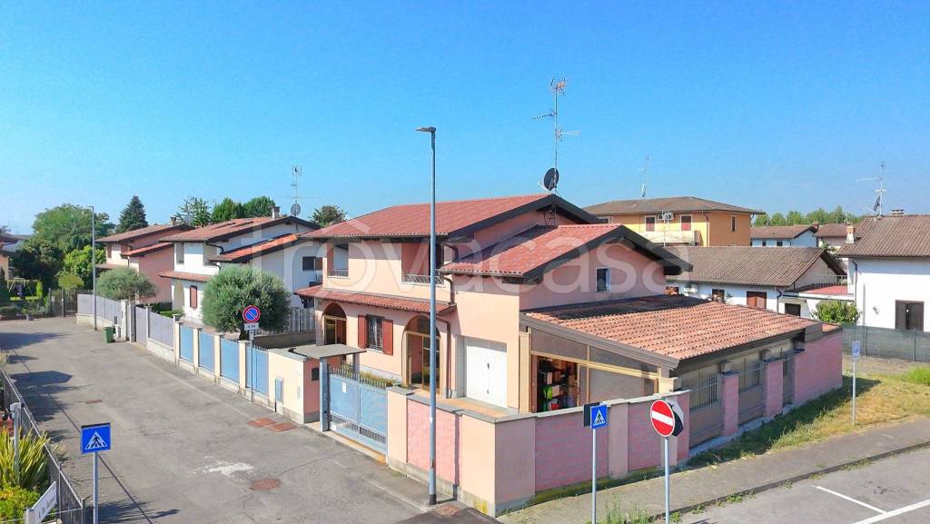 casa indipendente in vendita ad Albuzzano in zona Vigalfo