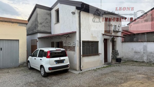 casa indipendente in vendita ad Albuzzano in zona Vigalfo
