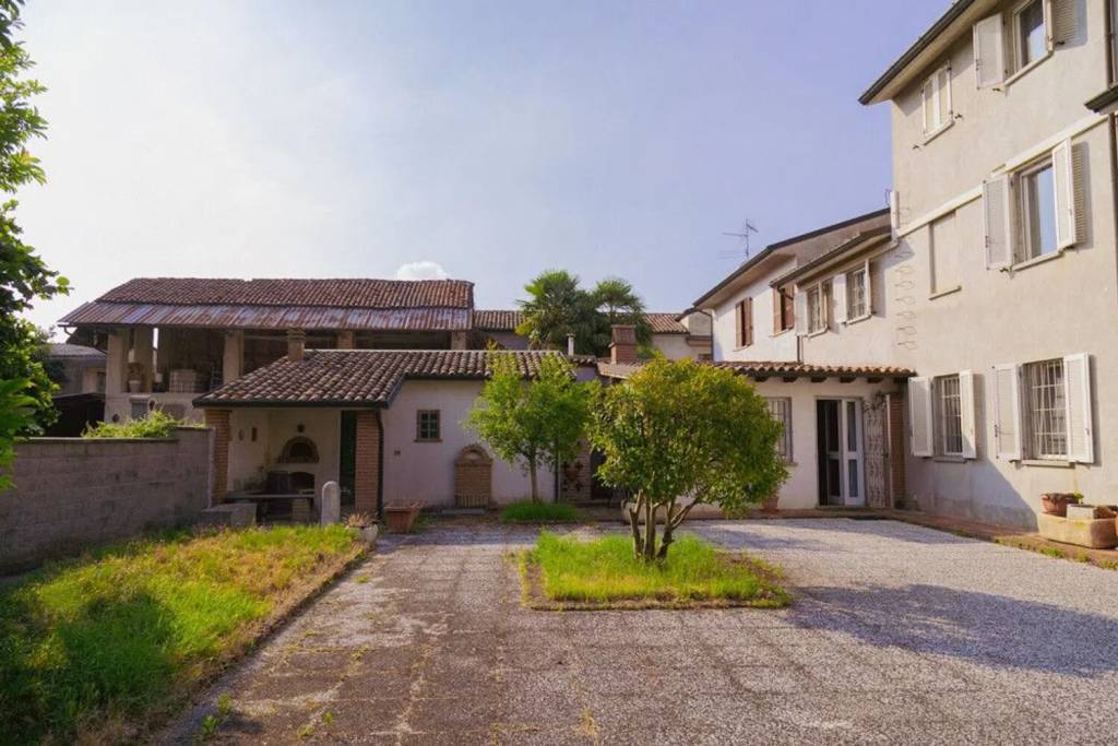 casa indipendente in vendita a Badia Pavese