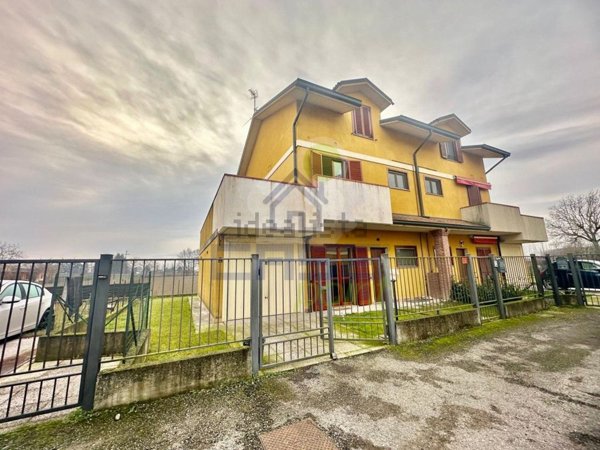casa indipendente in vendita a Badia Pavese