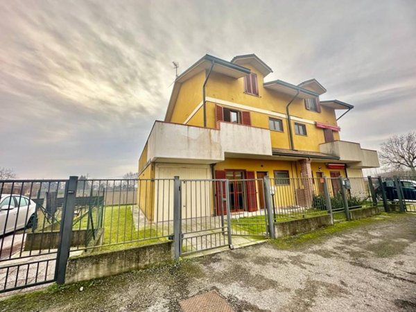 casa indipendente in vendita a Badia Pavese