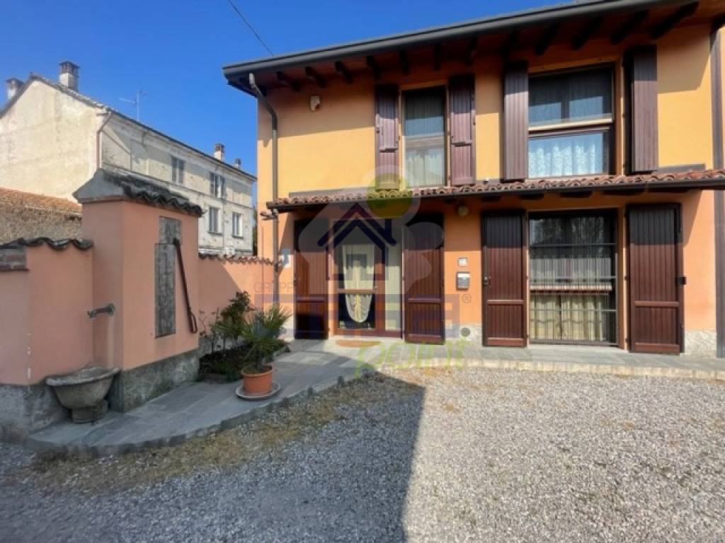 casa indipendente in vendita a Badia Pavese