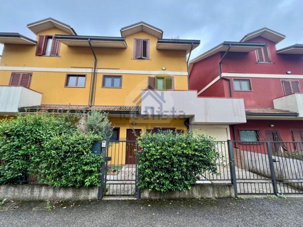 casa indipendente in vendita a Badia Pavese