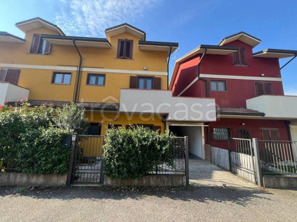 casa indipendente in vendita a Badia Pavese