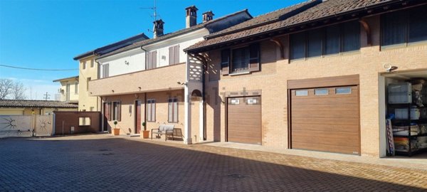 casa indipendente in vendita a Badia Pavese