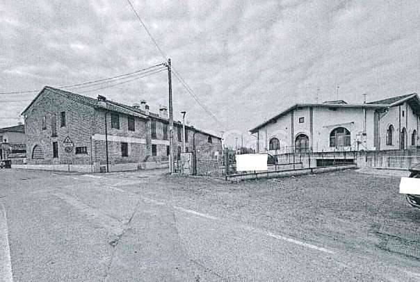 locale commerciale in vendita a Badia Pavese