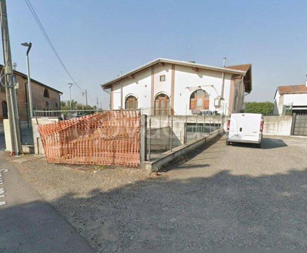 locale commerciale in vendita a Badia Pavese in zona Magrese