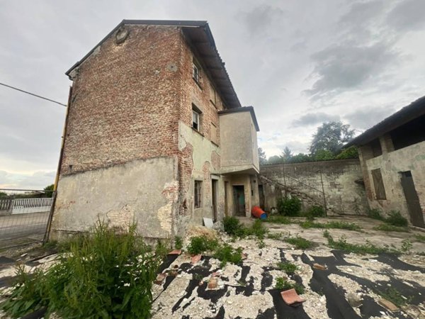 casa indipendente in vendita a Badia Pavese