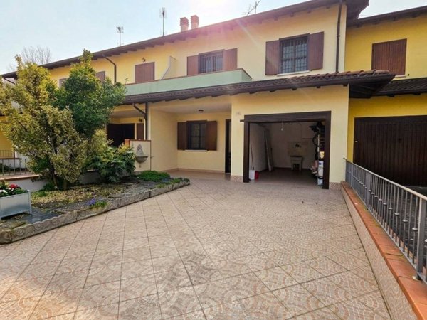 casa indipendente in vendita a Bascapè