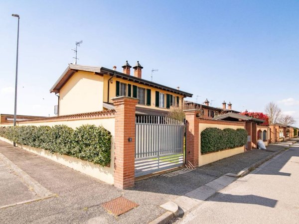 casa indipendente in vendita a Battuda in zona Torradello