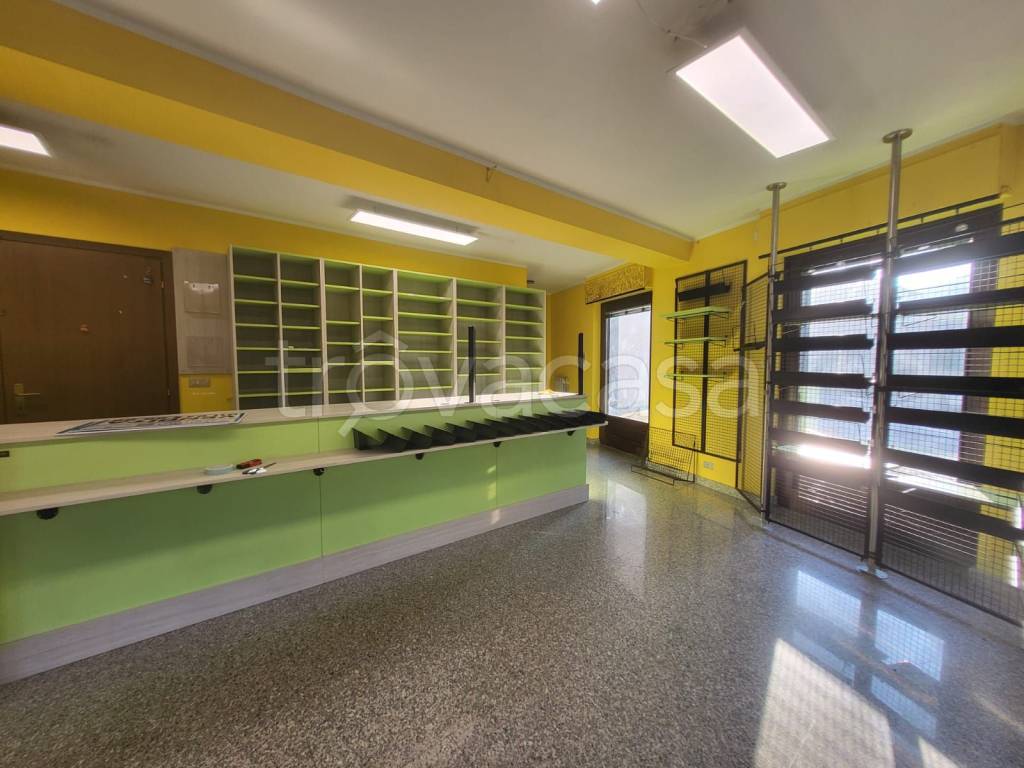 negozio in vendita a La Cassa