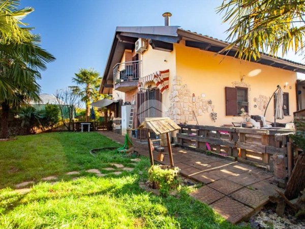 casa indipendente in vendita a La Cassa