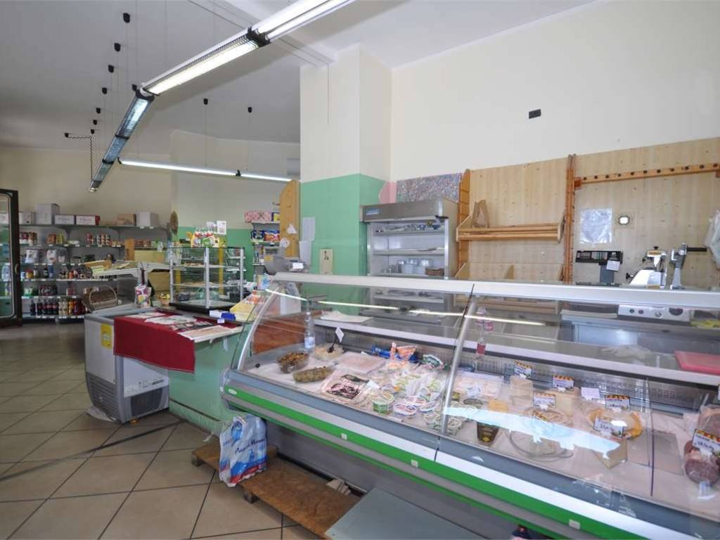 negozio in vendita a La Cassa