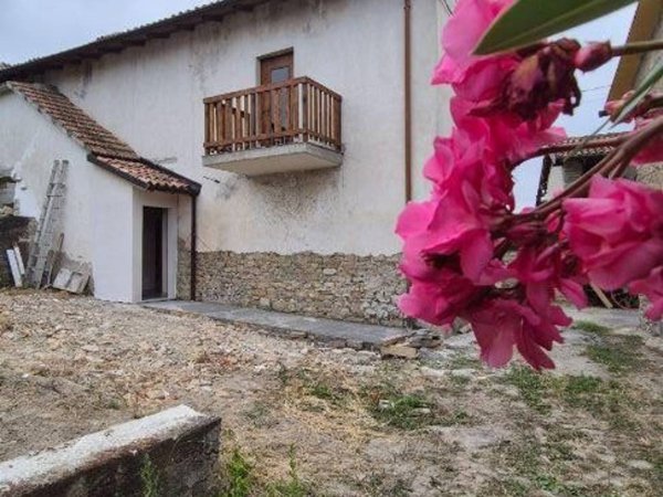 casa semindipendente in vendita a Borgo Priolo in zona Schizzola