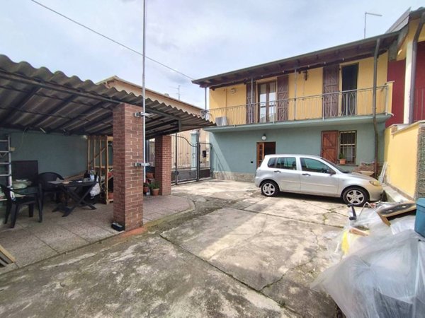 casa indipendente in vendita a Bornasco in zona Gualdrasco