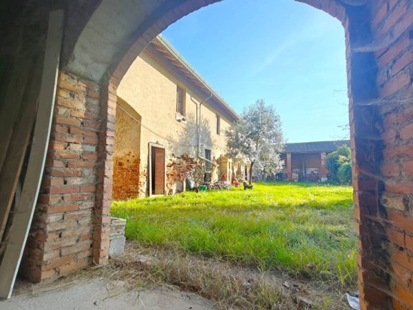 casa indipendente in vendita a Bornasco in zona Settimo