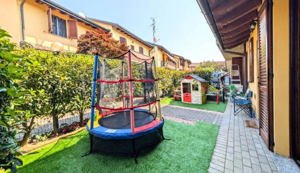 casa indipendente in vendita a Bornasco in zona Gualdrasco