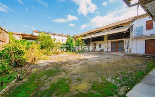 casa indipendente in vendita a Breme