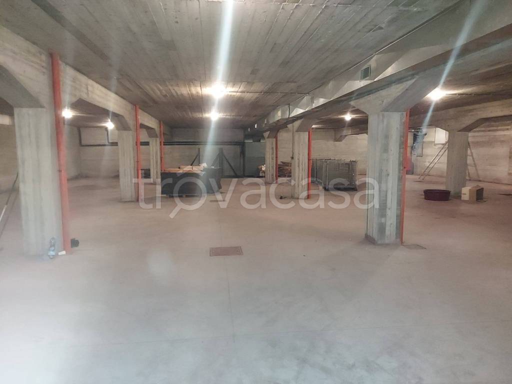 locale commerciale in vendita a Broni