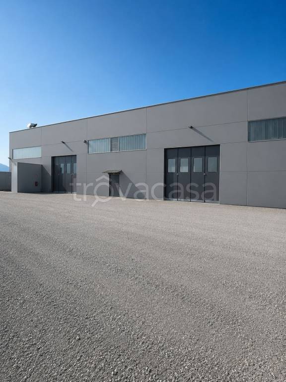 locale commerciale in vendita a Broni