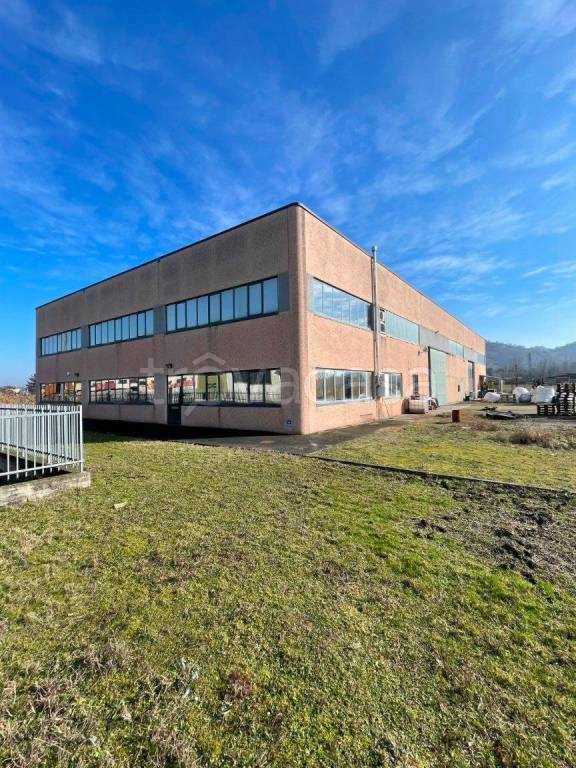 locale commerciale in vendita a Broni