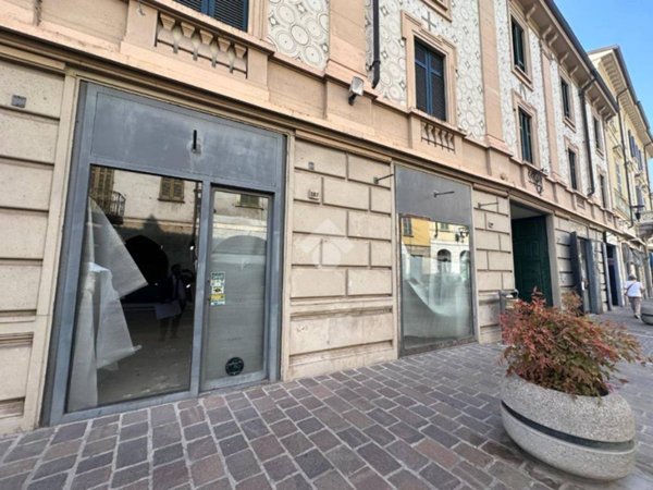 negozio in vendita a Broni