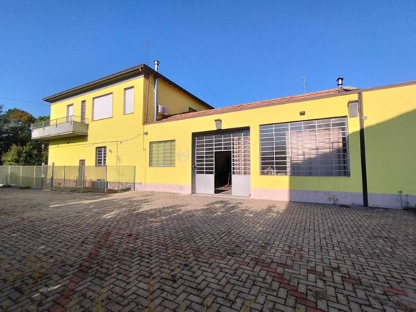 locale commerciale in vendita a Broni
