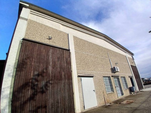 locale commerciale in vendita a Broni