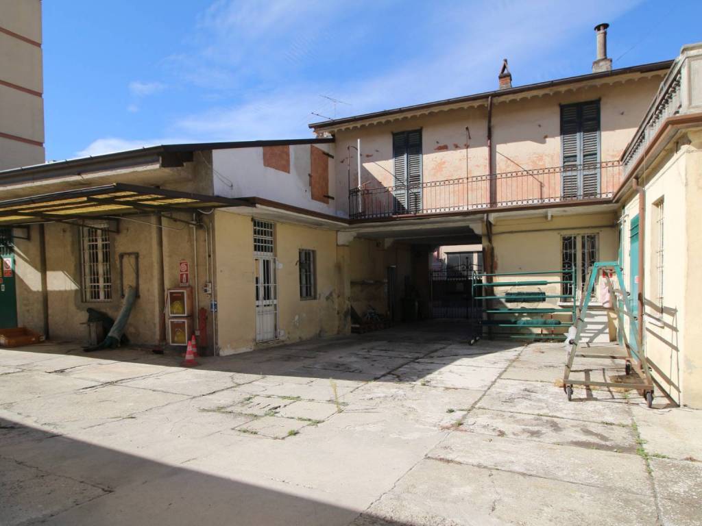 locale commerciale in vendita a Broni